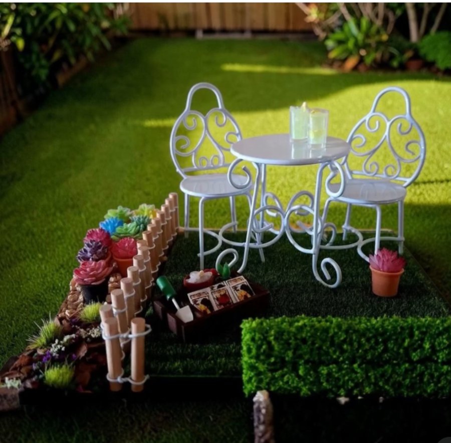 Jardim com mesa de ferro